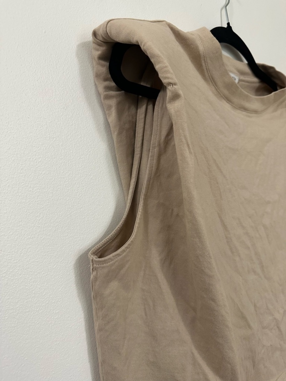 Aritzia BABATON Beige Tan Cotton Jersey Shoulder Pad Cropped T-Shirt Sz Medium - Picture 4 of 9